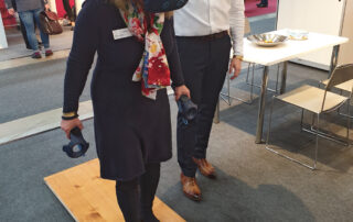 SZENARIS auf der LEARNTEC 2020: Frau testet Virtual-Reality-Simulation