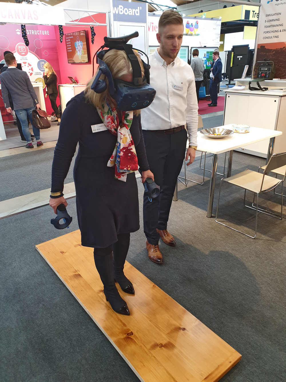 SZENARIS auf der LEARNTEC 2020: Frau testet Virtual-Reality-Simulation
