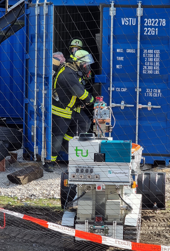 Foto Szenario im Living Lab des Deutschen Rettungsrobotik-Zentrums (DRZ): Einsatz des Roboter Fraunhofer