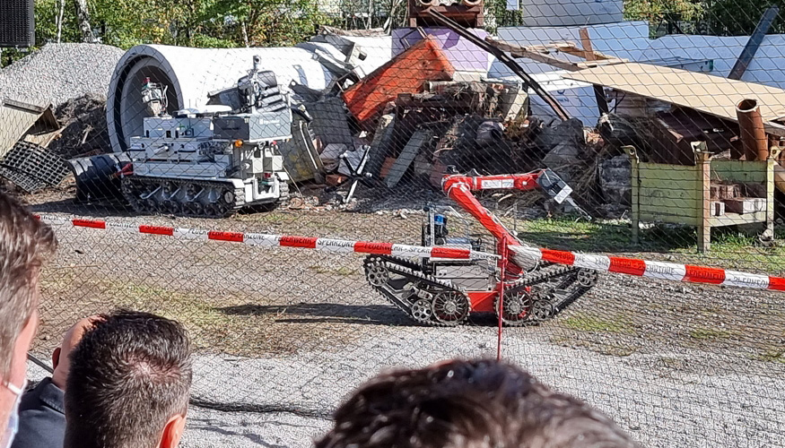 Foto Szenario im Living Lab des Deutschen Rettungsrobotik-Zentrums (DRZ): Einsatz Roboter telemax