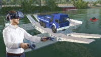Virtual Reality Simulation Ponton Boot: Mann steuert Ponton Boot mit Einsatzfahrzeug des THW über überflutetes Gelände