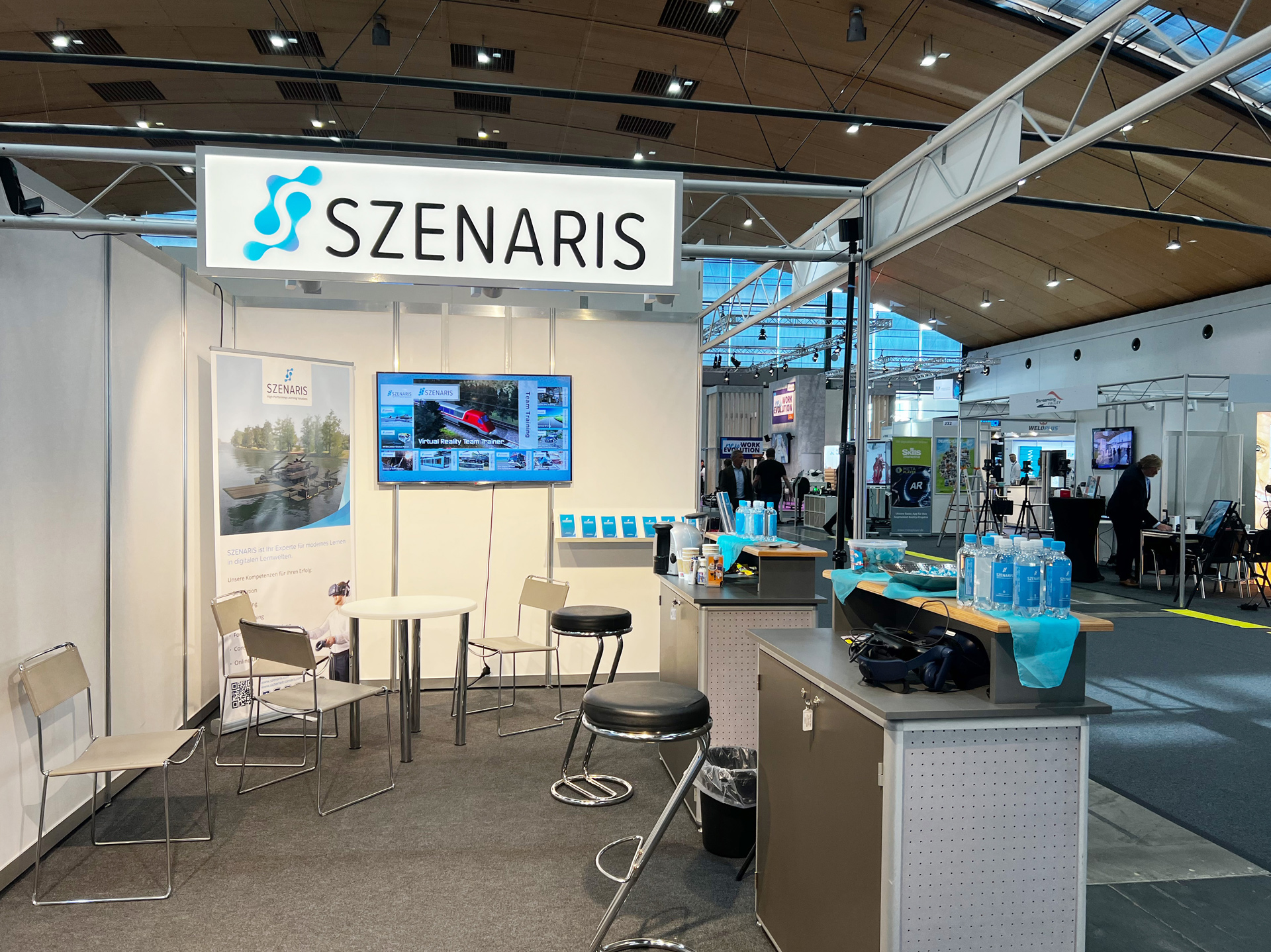 LEARNTEC 2022_ Blick auf den Messestand von SZENARIS