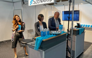 LEARNTEC 2022: Blick auf den Messestand von SZENARIS mit MitarbeiterInnen