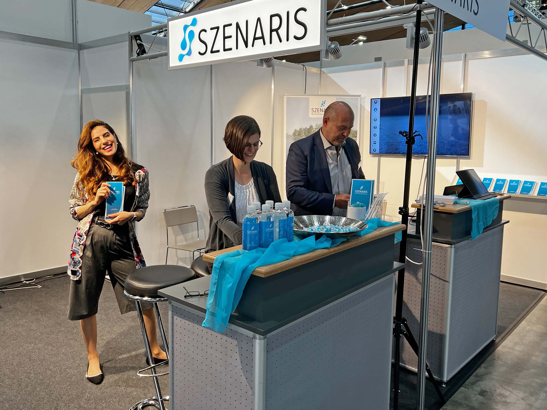 LEARNTEC 2022: Blick auf den Messestand von SZENARIS mit MitarbeiterInnen