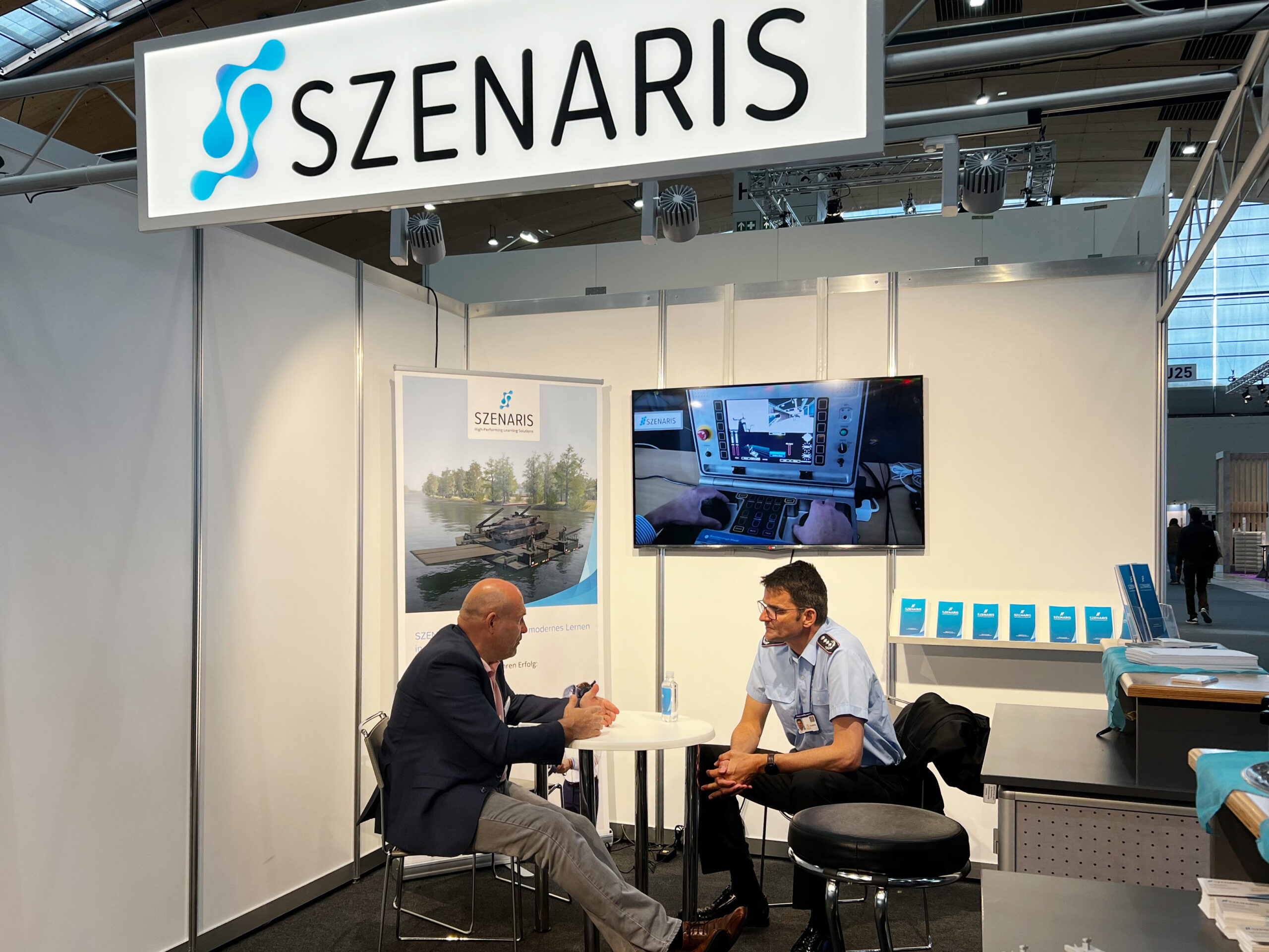 LEARNTEC 2022: Stand von SZENARIS, Dr. Katzky im Gespräch mit Kunde