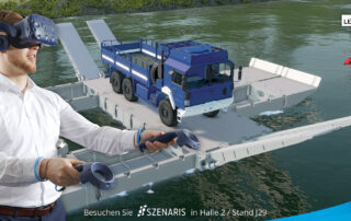 Virtual Reality Simulation HYDRA mi Siegel zur digitlen Bildungsmesse LEARNTEC 2023: Mann steuert Ponton Boot mit Einsatzfahrzeug des THW über überflutetes Gelände