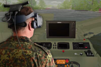 Mann bedient die Virtual-Reality-Trainingssystem HYDRA