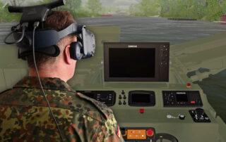 Mann bedient das Virtual-Reality-Trainingssystem HYDRA