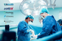 Handoperation mit chirurgischem Personal zum Forschungsprojekt FrakturOpt mit Logos der Projektpartner SZENARIS und Fraunhofer MEVIS, der Forschungsinitiative und der Finanzierung durch den Bund