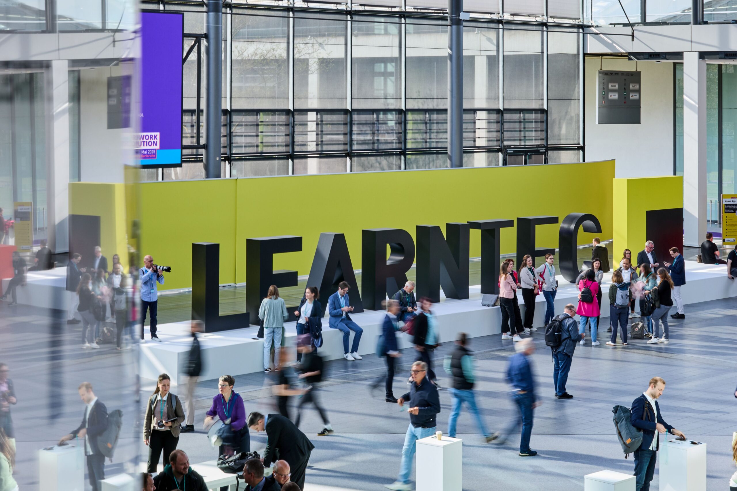 Foto Besuchende auf der LEARNTEC - Messe für digitale Bildung in Karlsruhe